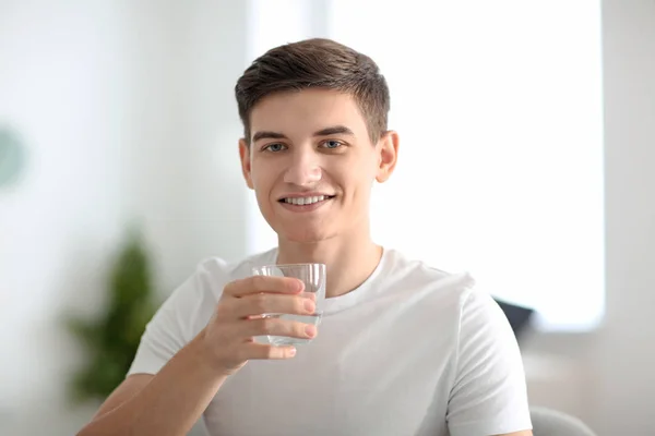 Joven Con Vaso Agua Casa — Foto de Stock