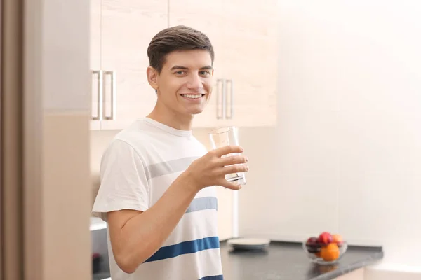 Joven Con Vaso Agua Casa — Foto de Stock