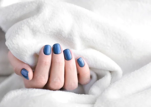 Mujer Con Elegante Manicura Hermosa Celebración Tela Blanca Primer Plano —  Fotos de Stock