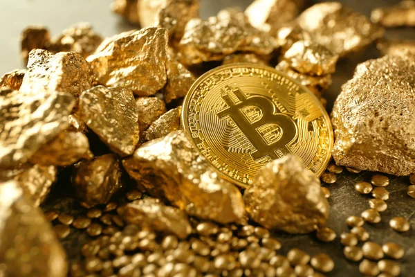 Bitcoin Gold Nuggets Table — Stock Photo, Image