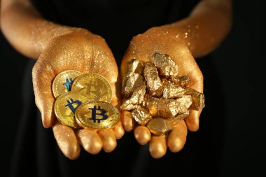 Bitcoins ve siyah arka plan, closeup üzerine altın nuggets kadın ile