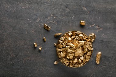 Plakalı gri masada altın nuggets