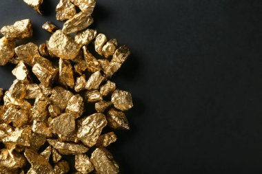 Siyah zemin üzerine altın nuggets
