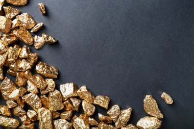 Siyah zemin üzerine altın nuggets