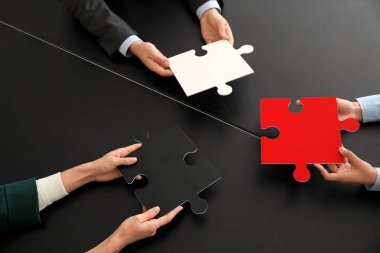 İş takım karanlık masada bulmacanın parçaları ile