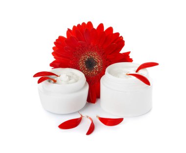 Kavanoz vücut kremi ve beyaz arka plan üzerinde güzel kırmızı çiçek