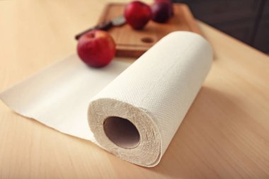 Mutfak masasında kağıt havlu rulosu.