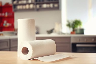 Mutfak masasının üzerinde rulo kağıt havlu