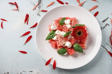 Masa lambası salataya lezzetli karpuz ile plaka