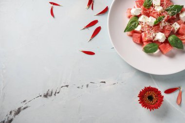 Masa lambası salataya lezzetli karpuz ile plaka