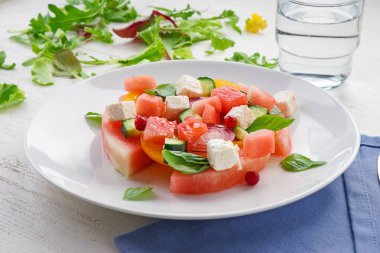 Beyaz masa salataya lezzetli karpuz ile plaka