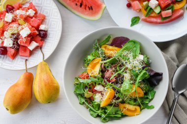 Beyaz masa lezzetli karpuz salata ile plakalar