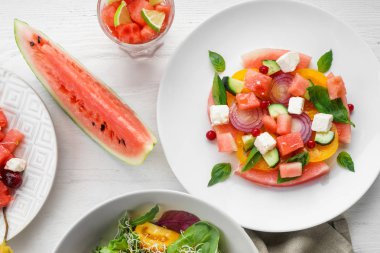Beyaz masa lezzetli karpuz salata ile plakalar