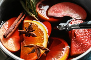 Tencere lezzetli mulled şarap, portre