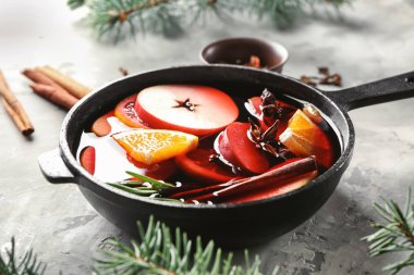 Tencere gri tablo lezzetli mulled şarap