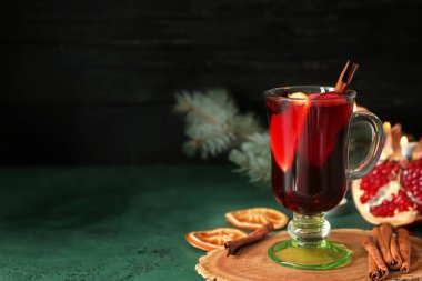 Renk tablosu üzerinde lezzetli mulled şarap cam fincan