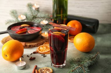 Renk tablosu üzerinde lezzetli mulled şarap