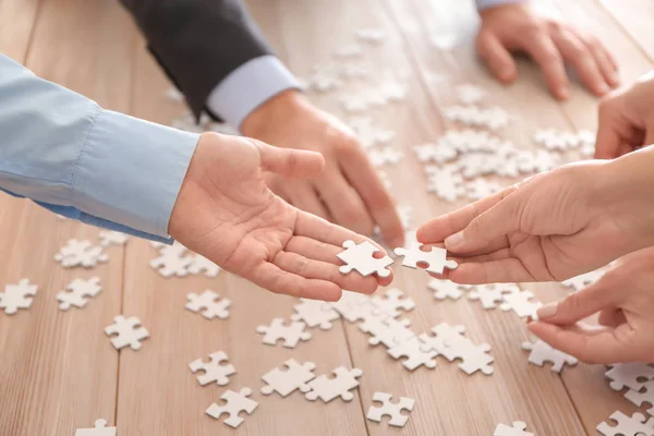 Équipe Affaires Assemblage Puzzle Sur Table Bois — Photo