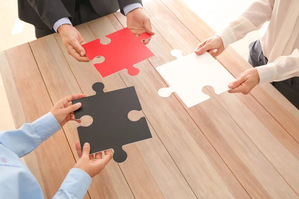 Business Team Che Tiene Pezzi Puzzle Sul Tavolo Legno — Foto Stock