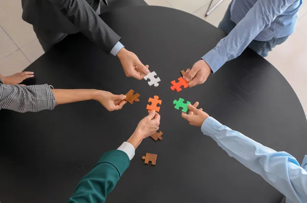 Equipo Negocios Montando Rompecabezas Mesa Oscura —  Fotos de Stock