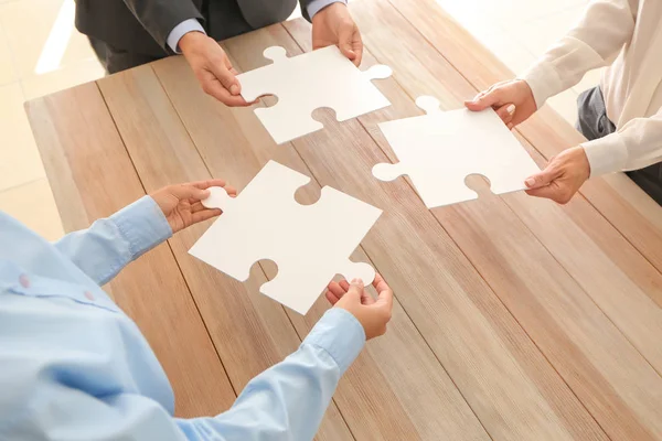 Business Team Che Tiene Pezzi Puzzle Sul Tavolo Legno Primo — Foto Stock