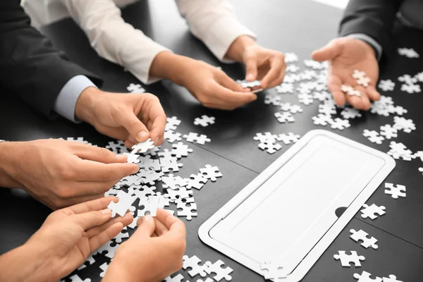Business Team Assemblaggio Puzzle Sul Tavolo Scuro — Foto Stock