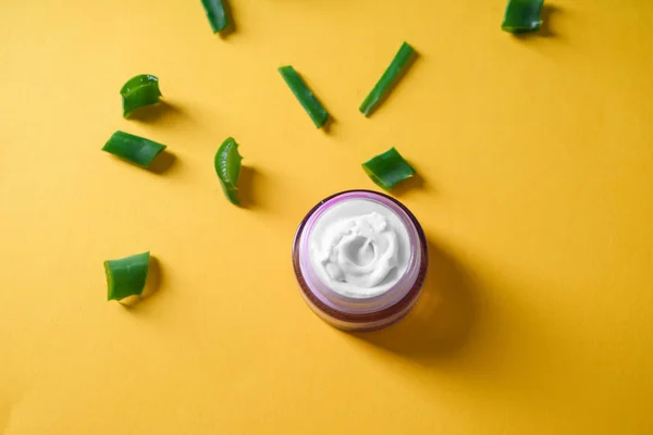 Jar Body Cream Cut Aloe Vera Color Background — Stock Photo, Image