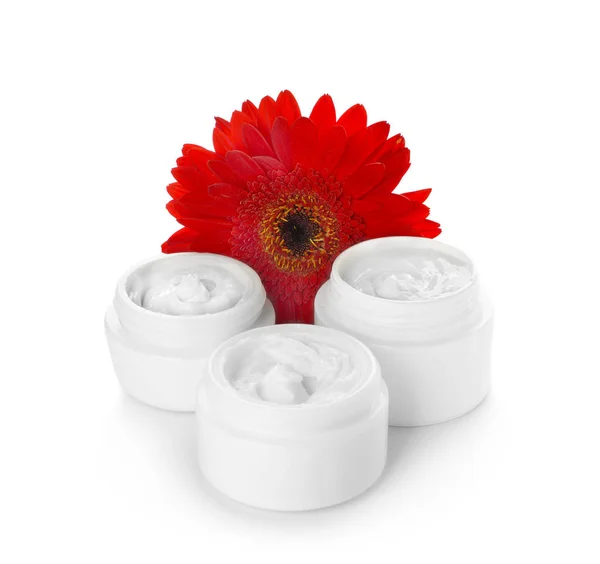 Gläser Mit Körpercreme Und Schöner Roter Blume Auf Weißem Hintergrund — Stockfoto
