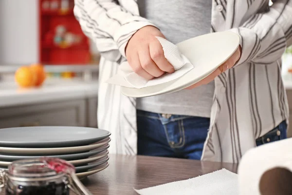 Kvinna Torka Plattan Med Pappershandduk Köket — Stockfoto