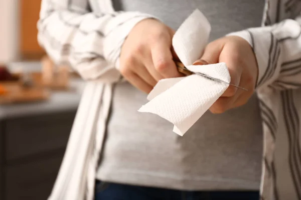 Woman Wiping Knife Paper Towel Kitchen Closeup — Stock Photo, Image