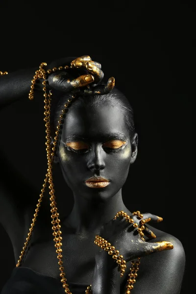Szép Teste Gazdaság Gyöngyök Sötét Háttér Fekete Arany Festék — Stock Fotó