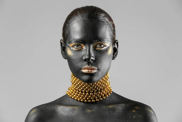 Vücut Işık Arka Plan Siyah Altın Boya Ile Güzel Kadın — Stok fotoğraf