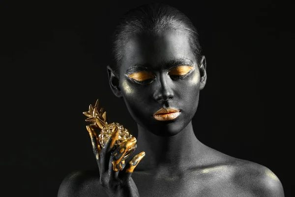 Piękna Kobieta Czarno Złotą Farbą Jej Ciele Ciemnym Tle — Zdjęcie stockowe