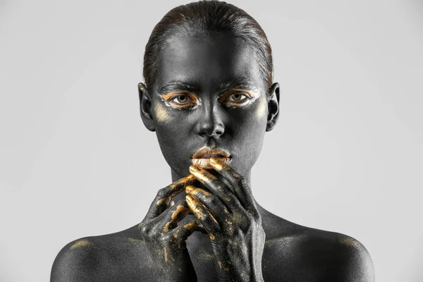 Szép Teste Világos Háttér Fekete Arany Festék — Stock Fotó