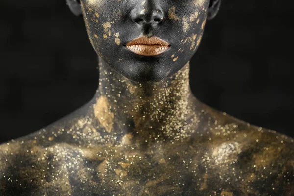 Beautiful Woman Black Golden Paint Her Body Dark Background Closeup — Stock Photo, Image