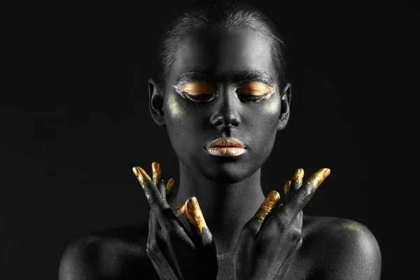 Piękna Kobieta Czarno Złotą Farbą Jej Ciele Ciemnym Tle — Zdjęcie stockowe
