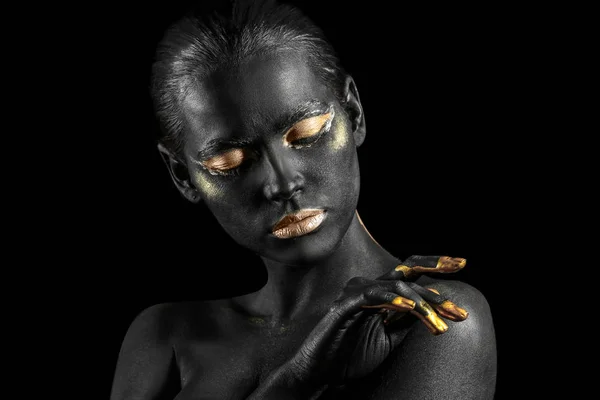 Hermosa Mujer Con Pintura Negra Dorada Cuerpo Sobre Fondo Oscuro — Foto de Stock