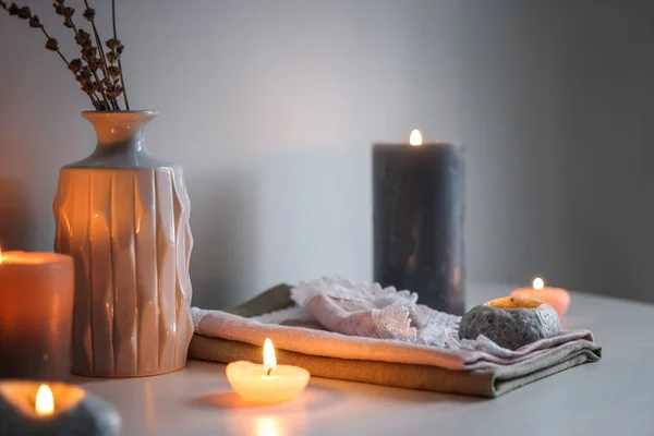 Schöne Brennende Kerzen Mit Vase Auf Dem Tisch Drinnen — Stockfoto