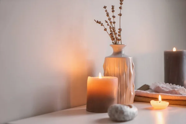 Krásné Svíčky Vázou Stůl Doma — Stock fotografie