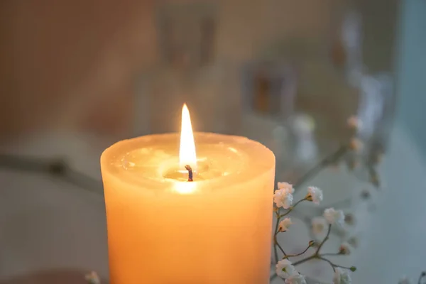 Hermosa Vela Ardiente Con Flores Estante Primer Plano — Foto de Stock