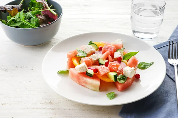 Plaat Met Heerlijke Watermeloen Salade Witte Tafel — Stockfoto