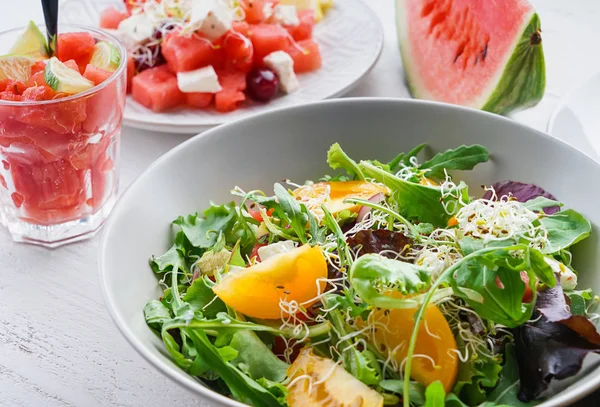 Plaat Met Heerlijke Watermeloen Salade Witte Tafel — Stockfoto