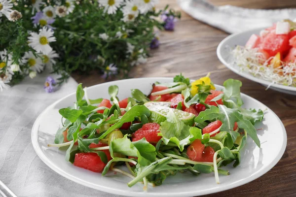 Plaat Met Heerlijke Watermeloen Salade Houten Tafel — Stockfoto