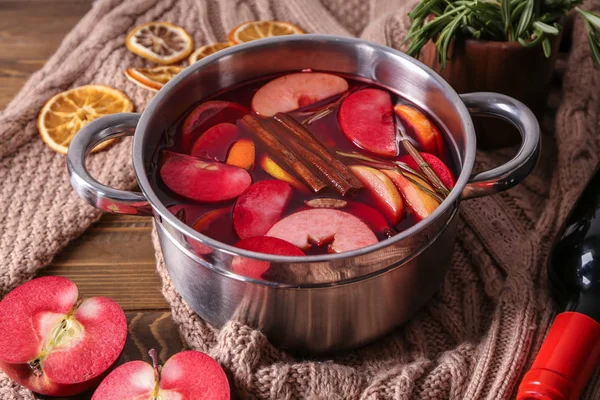 Topf Mit Leckerem Glühwein Mit Warmem Pullover Auf Holztisch — Stockfoto