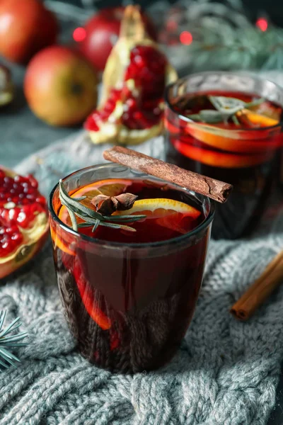 Verres Délicieux Vin Chaud Sur Carreaux — Photo