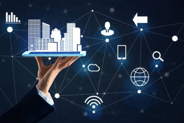 Tablet Pc şehir modeli ve simgeler ile koyu arka plan üzerinde tutarak işkadını. Internet kavramı