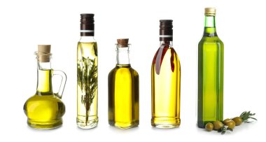 Beyaz zemin üzerine zeytin yağı ile farklı şişeler