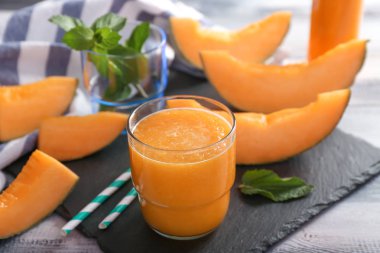 Lezzetli kavun güler yüzlü masada cam