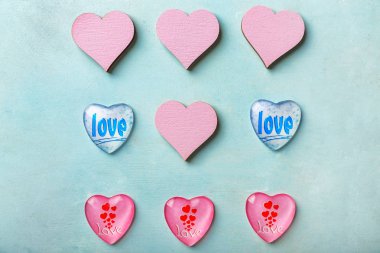 Kalpleri açık renkli Sevgililer günü kutlamaları için çeşitli