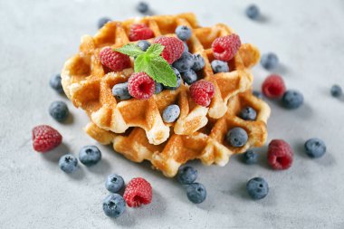 Çilek gri tablo ile lezzetli waffle